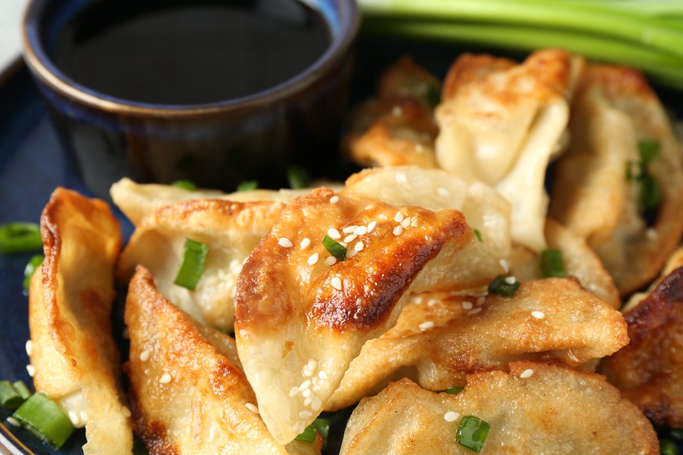 Knapperige gyoza's en Aziatische snacks met dipsaus
