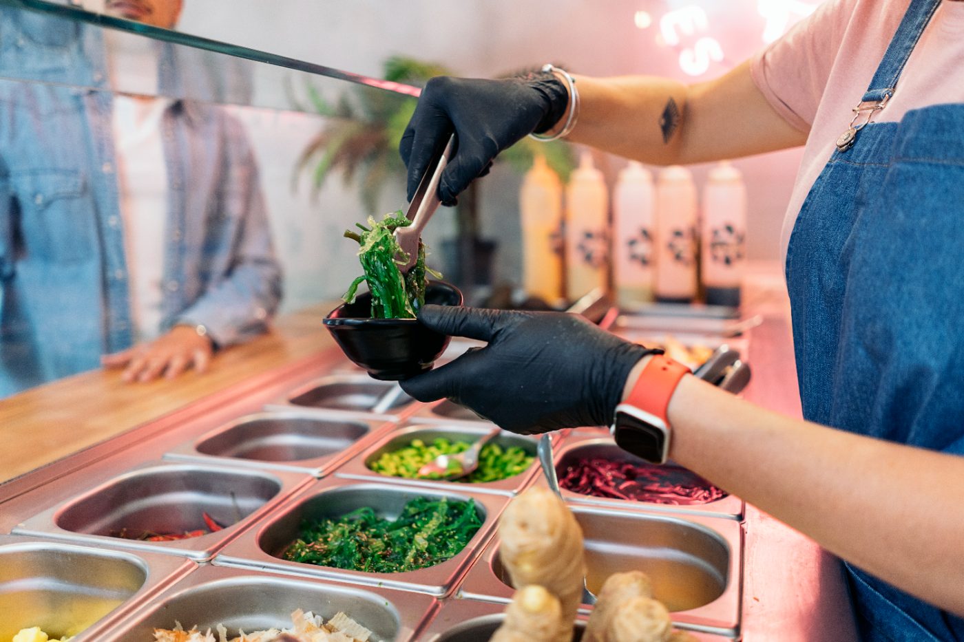 Aloha foodtruck serveert gasten op een event